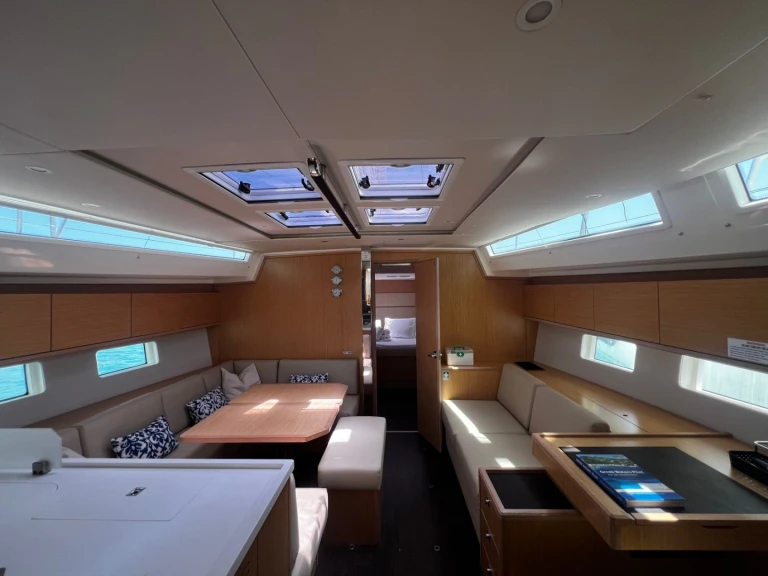 Bootverhuur Álimos goedkoop Bavaria C50 Style