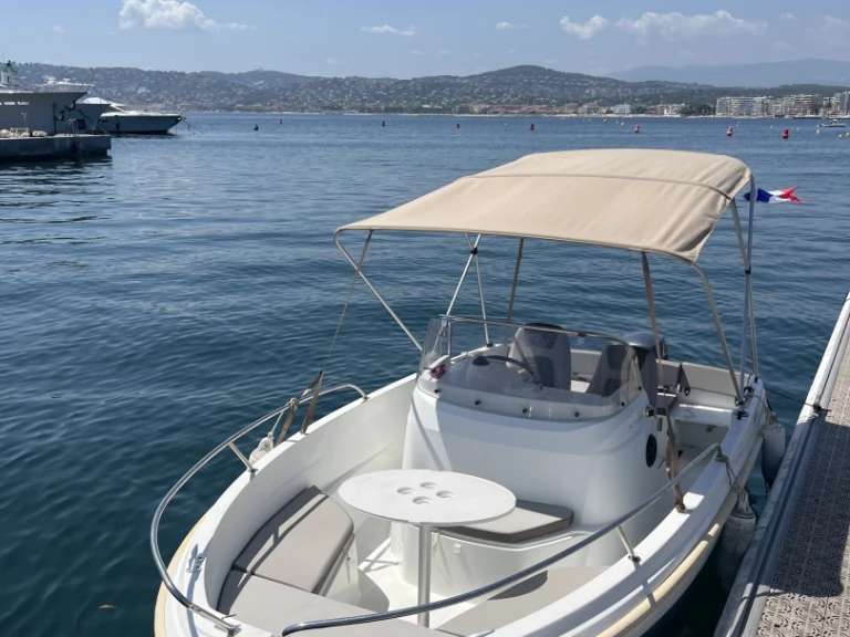 Verhuur Motorboot in Antibes - Jeanneau Cap Camarat 5.5 CC Serie 2 Style