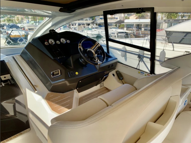 Huur een Cranchi M 44 in Antibes