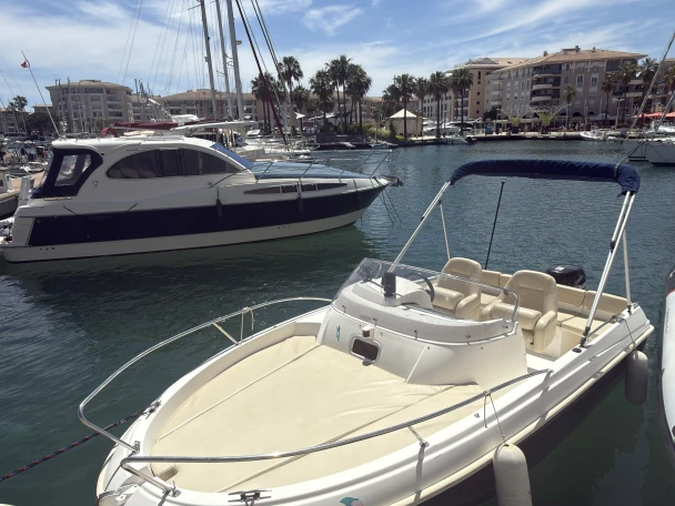 Huur Motorboot met of zonder schipper Jeanneau in Port Fréjus