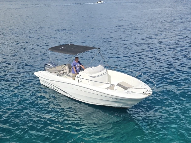 Huur Motorboot met of zonder schipper Jeanneau in Split