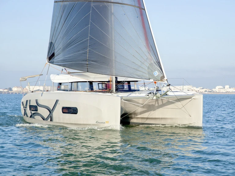 Huur een Excess Excess 11 (Cat)/6 cab in Tivat