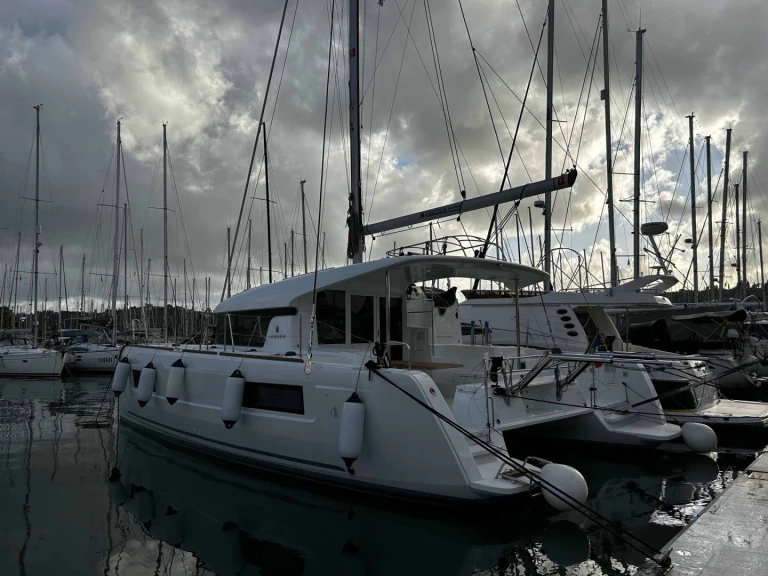 Verhuur Catamaran in Gouviá - Lagoon Lagoon 40/4 cab