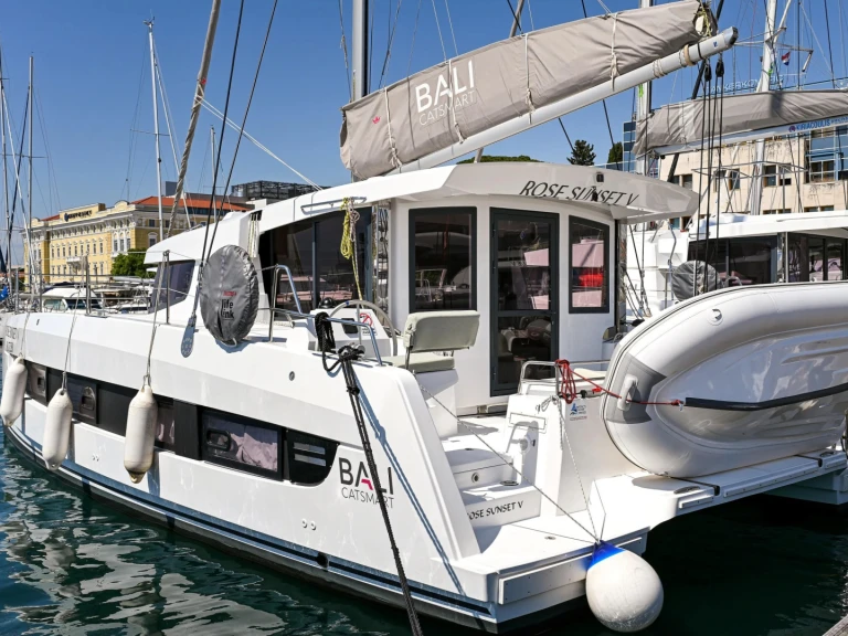 Huur een Bali Bali Catsmart/6 cab in Tivat