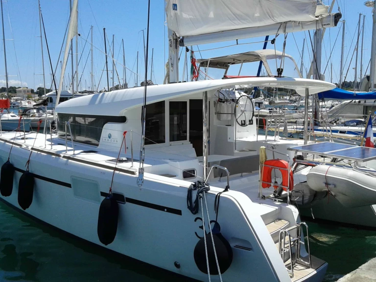 Huur Catamaran met of zonder schipper Lagoon in Gouviá