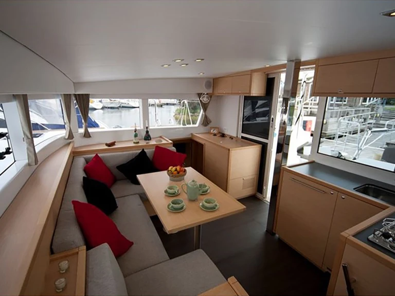 Verhuur Catamaran Lagoon met vaarbewijs