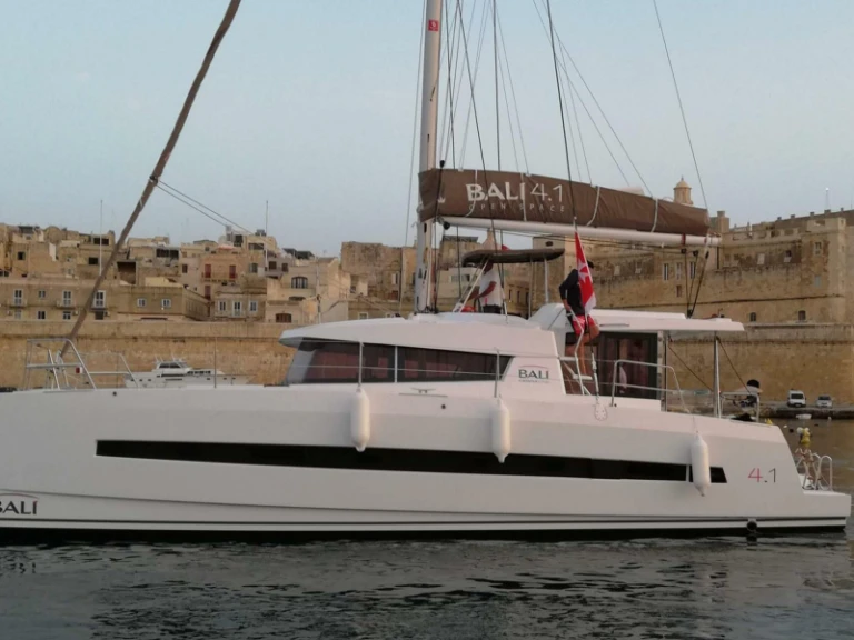 Huur een Bali Bali 4.1/4 cab, 4WC in Kalkara
