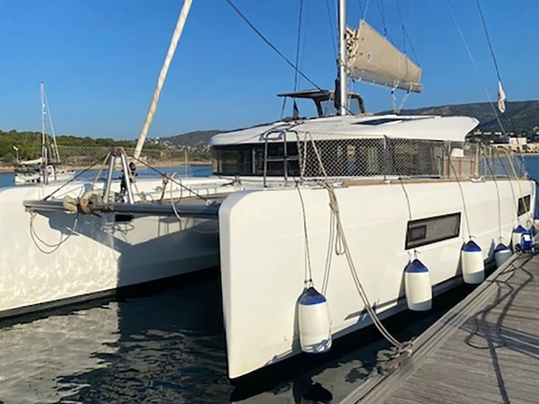 Huur een Lagoon Lagoon 40/4 cab, 2WC in Bormes-les-Mimosas