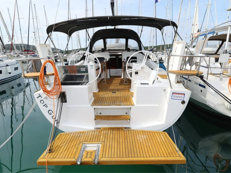 Huur een Elan Impression 45.1 in Biograd na Moru