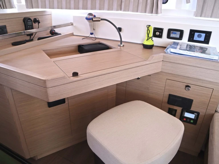 Huur een Lagoon Lagoon 46/6 cab in Álimos