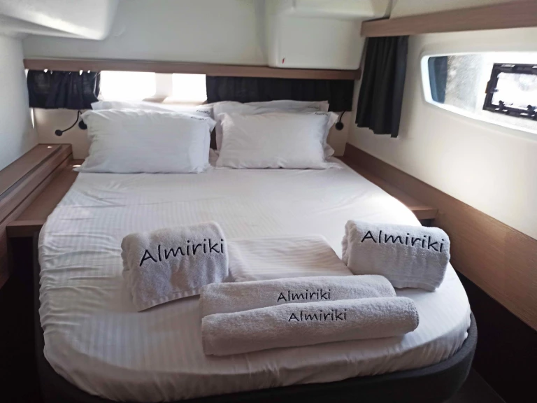 Huur een Fountaine Pajot Isla 40/5 cab in Paros (Eiland)