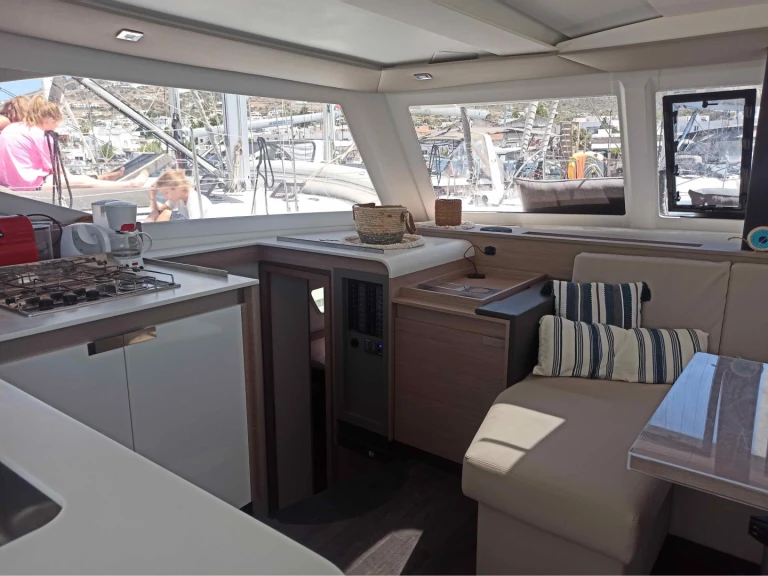 Verhuur Catamaran in Paros (Eiland) - Fountaine Pajot Isla 40/5 cab