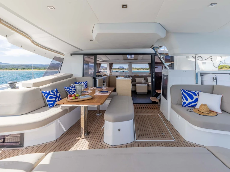 Huur een Fountaine Pajot FP 44 /6 cab in Néa Péramos