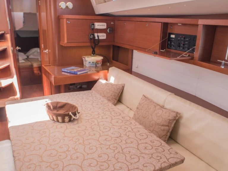 Huur een Bénéteau Oceanis 48 /5cab in Ávdira