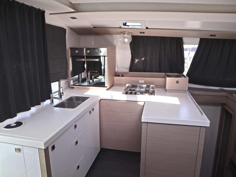 Huur Catamaran met of zonder schipper Fountaine Pajot in Néa Péramos