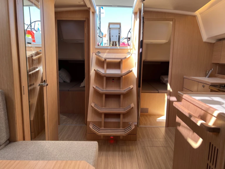 Bootverhuur Bavaria Bavaria C42 /3cab in Gouviá via SamBoat