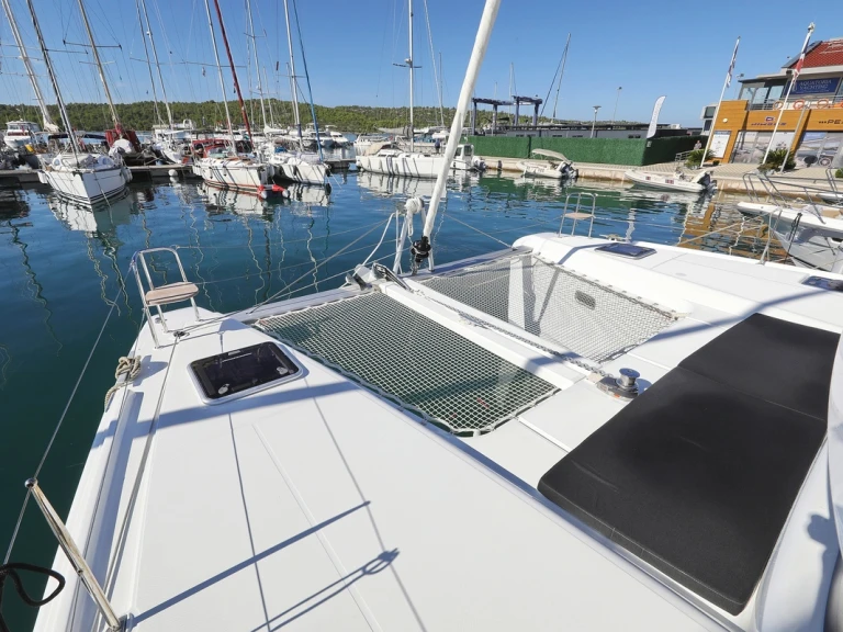 Catamaran te huur in Biograd na Moru voor de beste prijs