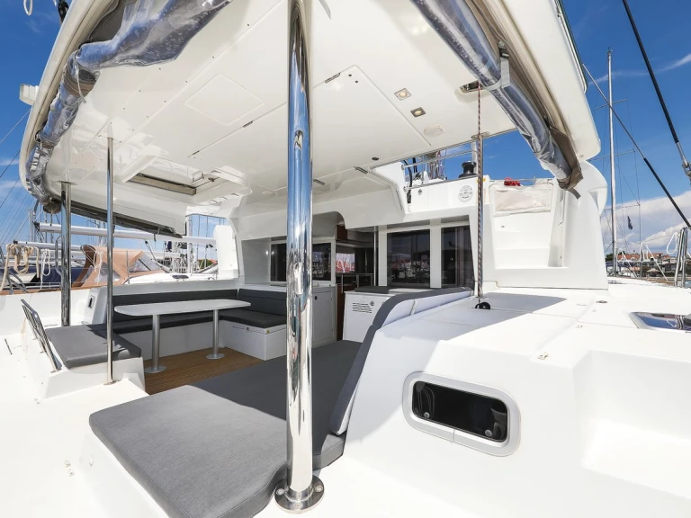Catamaran te huur in Biograd na Moru voor de beste prijs
