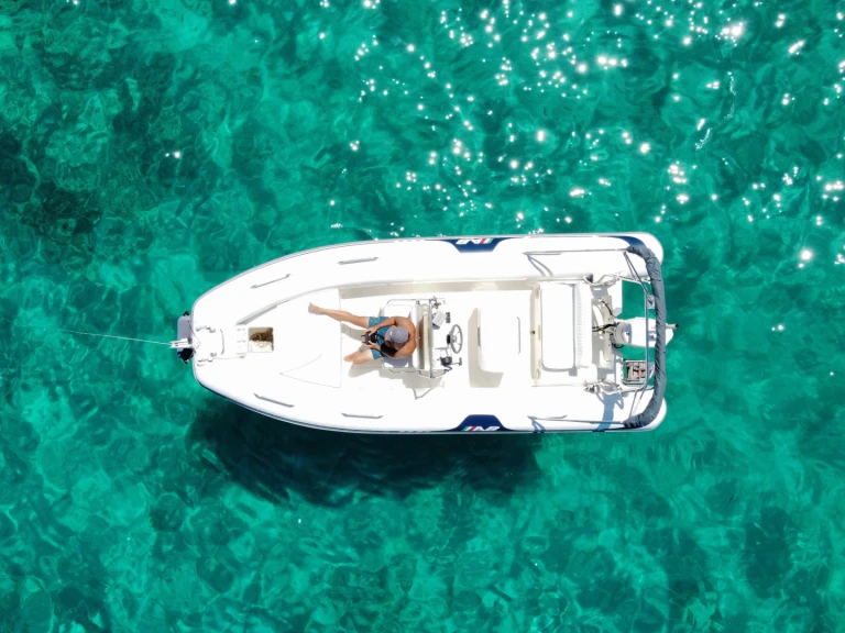 Bootverhuur Quicksilver Activ 595 Cruiser in Porto San Paolo via SamBoat