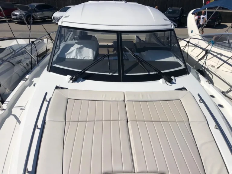 Huur een Jeanneau Leader 36 in Sainte-Maxime