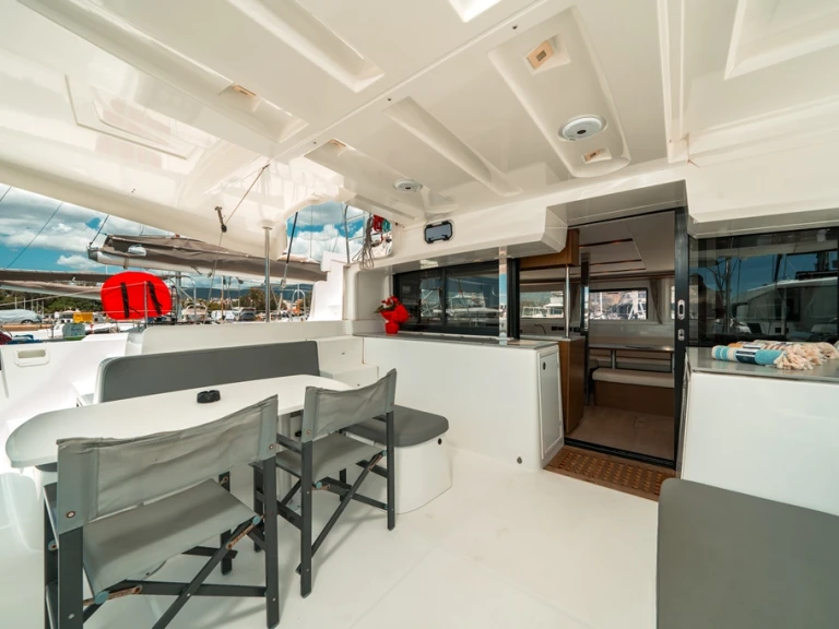 Catamaran te huur in Néa Péramos voor de beste prijs