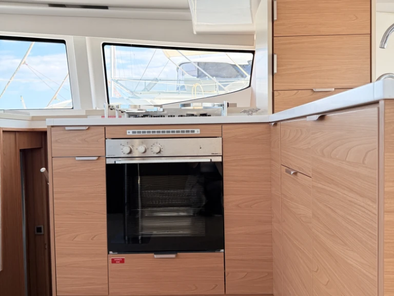 Catamaran te huur in Lávrio voor de beste prijs
