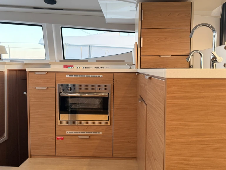 Catamaran te huur in Néa Péramos voor de beste prijs