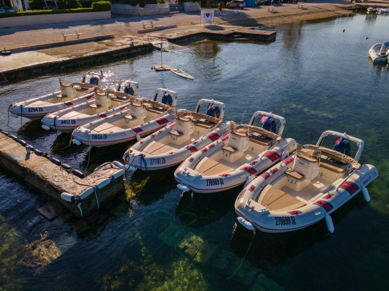 Huur een Barracuda 530 in Vir