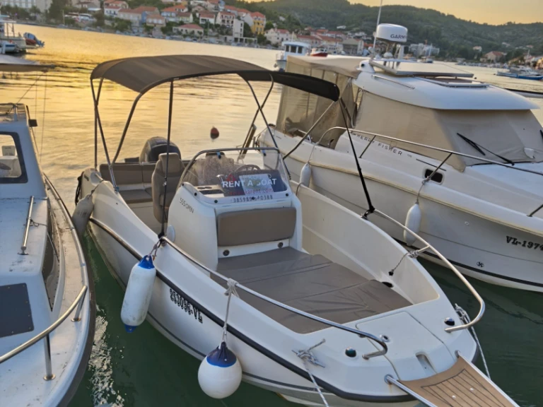 Bootverhuur Vela Luka goedkoop Activ 555 Open