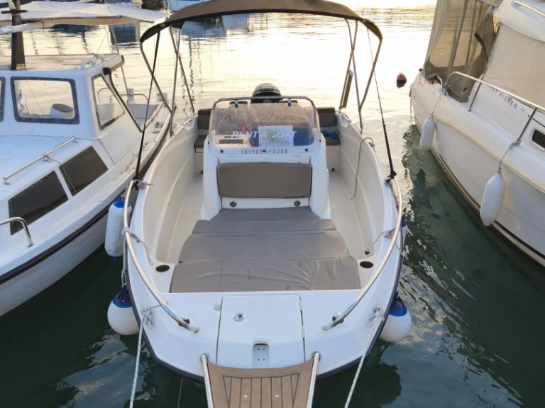 Huur een Quicksilver Activ 555 Open in Vela Luka