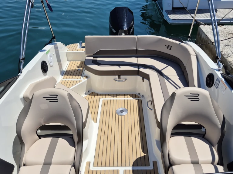 Huur een Bayliner VR6 OB in Poreč
