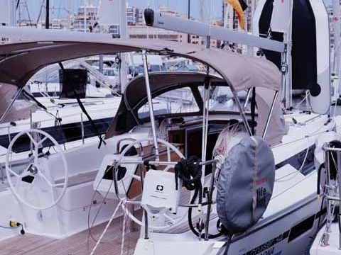 Huur een Bavaria Cruiser 34 in Lefkáda