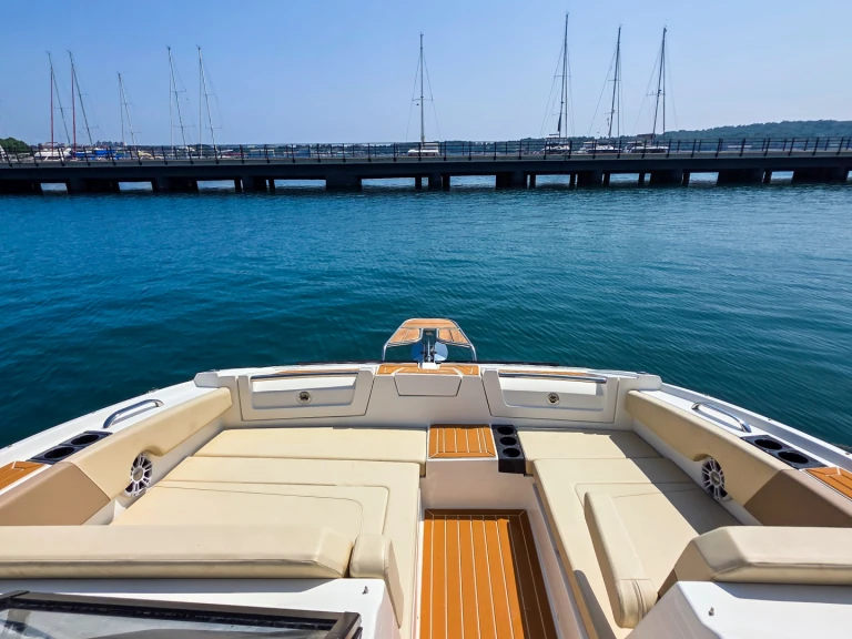 Huur een Aquila Aquila 32 Sport in Pula