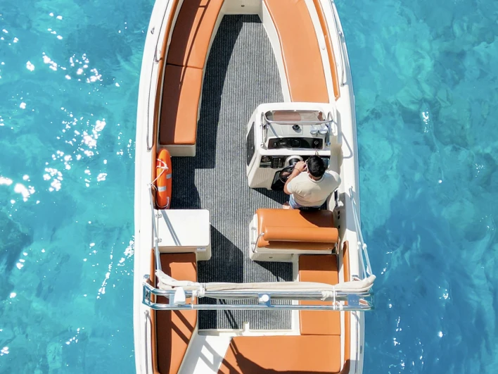 Motorboot te huur in Laganás voor de beste prijs