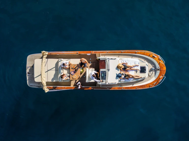 Huur een Fratelli di Micco Gozzo Campano Sport Cruiser in Salerno