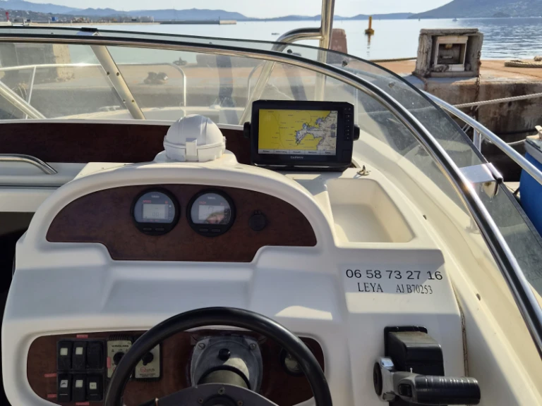Verhuur Motorboot Jeanneau met vaarbewijs