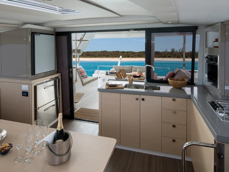 Huur een Fountaine Pajot Lucia 40 in Villefranche-sur-Mer
