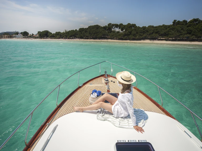 Huur een Hinckley Talaria  in Port d'Alcudia