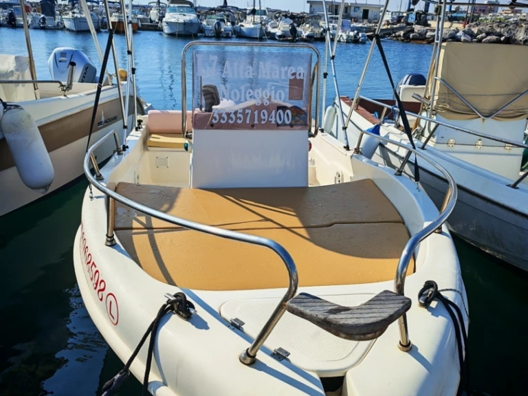 Bootverhuur Sharko 550 in Marina di San Foca via SamBoat