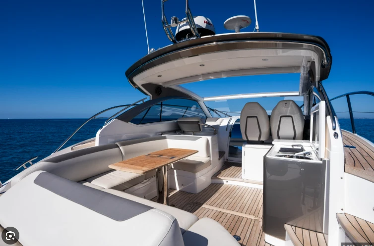 Bootverhuur Princess Princess V40 in Port de Sitges Aiguadolç via SamBoat