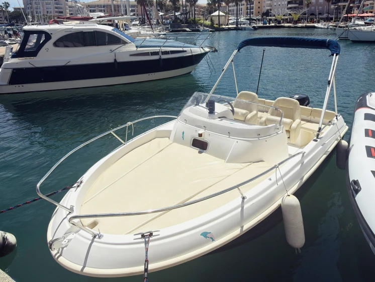 Motorboot te huur in Port Fréjus voor de beste prijs