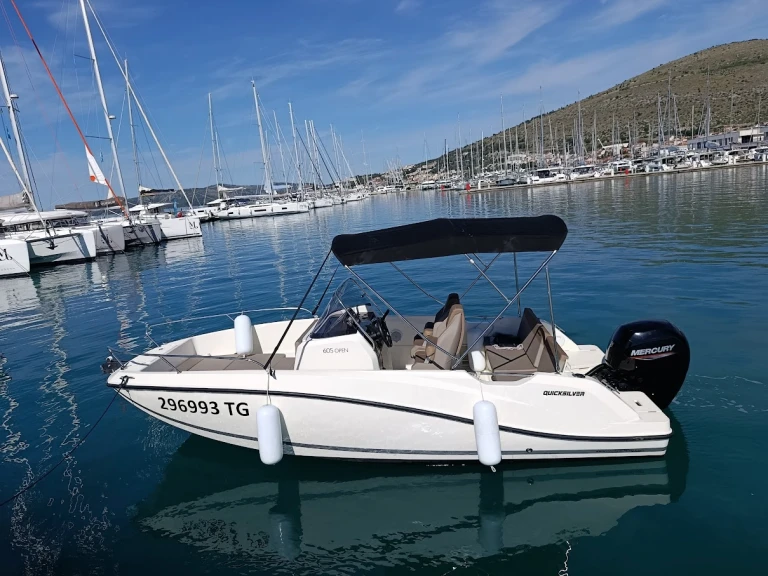 Huur Motorboot met of zonder schipper Quicksilver in SCT Marina Trogir