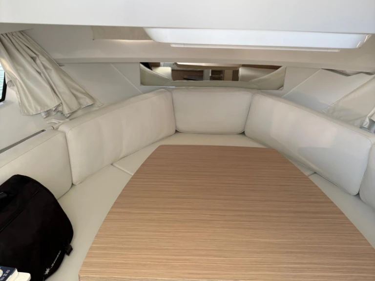 Verhuur Motorboot Jeanneau met vaarbewijs