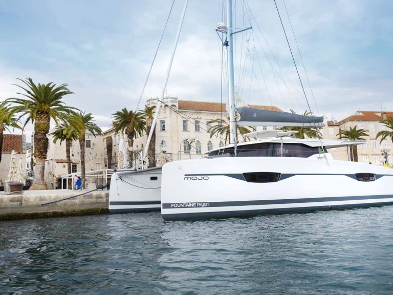Huur een Fountaine Pajot Astrea 42 in Pula