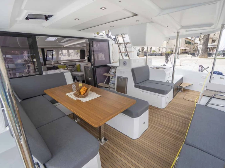 Huur een Fountaine Pajot Astrea 42 in Pula
