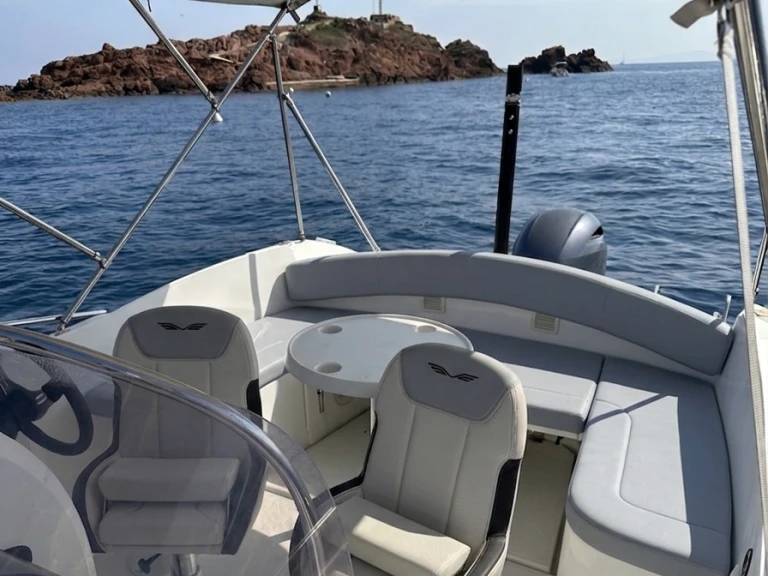 Huur een Bénéteau Flyer 6.6 SUNdeck in Saint-Raphaël