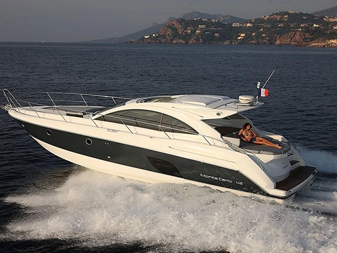 Verhuur Motorboot MonteCarloYachts met vaarbewijs