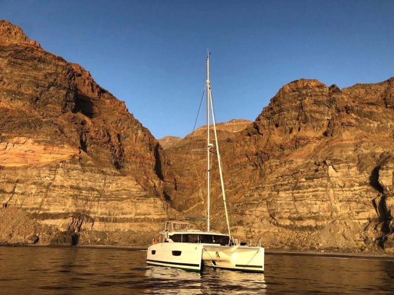 Catamaran te huur in Tivat voor de beste prijs