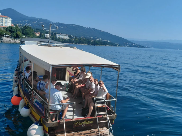 Huur een Custom Passanger in Opatija