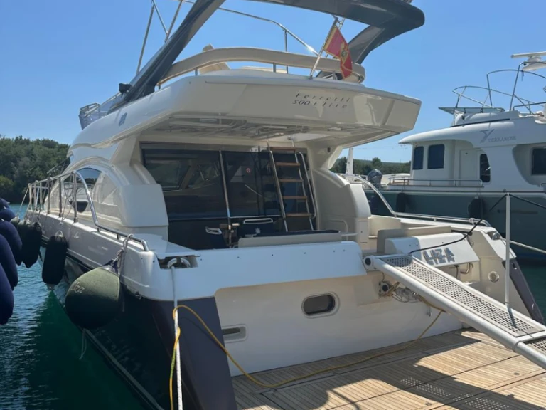 Huur Motorboot met of zonder schipper Ferretti in Tivat